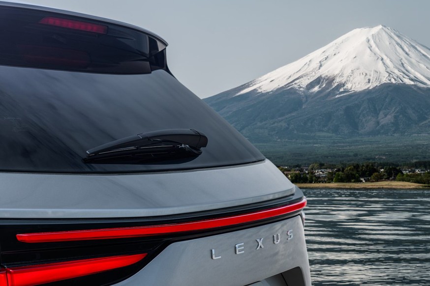В преддверии премьеры Lexus NX нового поколения: опубликован тизер, хотя внешность уже не секрет - «Lexus»