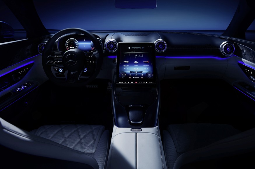 Mercedes-AMG показала интерьер SL: второй ряд сидений и меняющий угол наклона экран мультимедиа - «Mercedes-Benz»