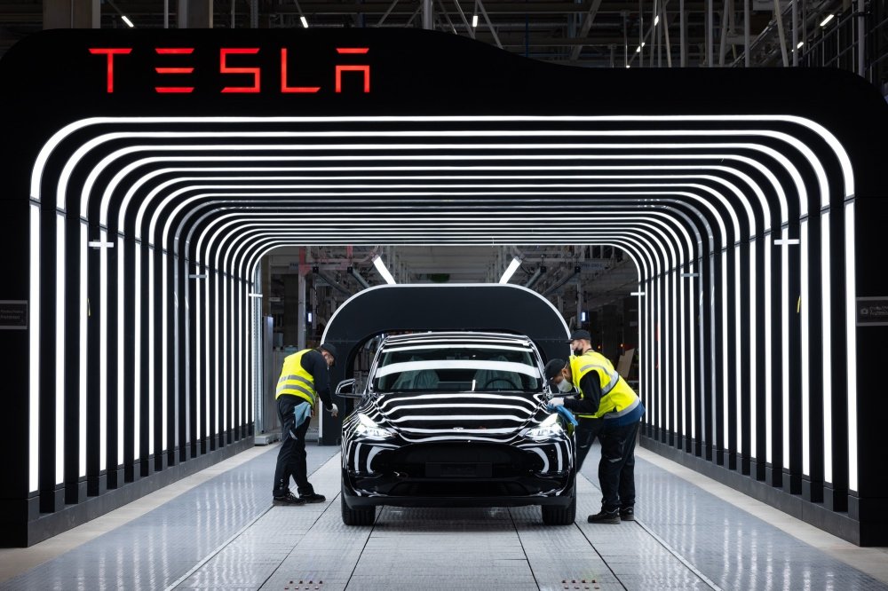Tesla хорошо поработала в 2021 году: денег много, но новинки опять откладываются - «Tesla»