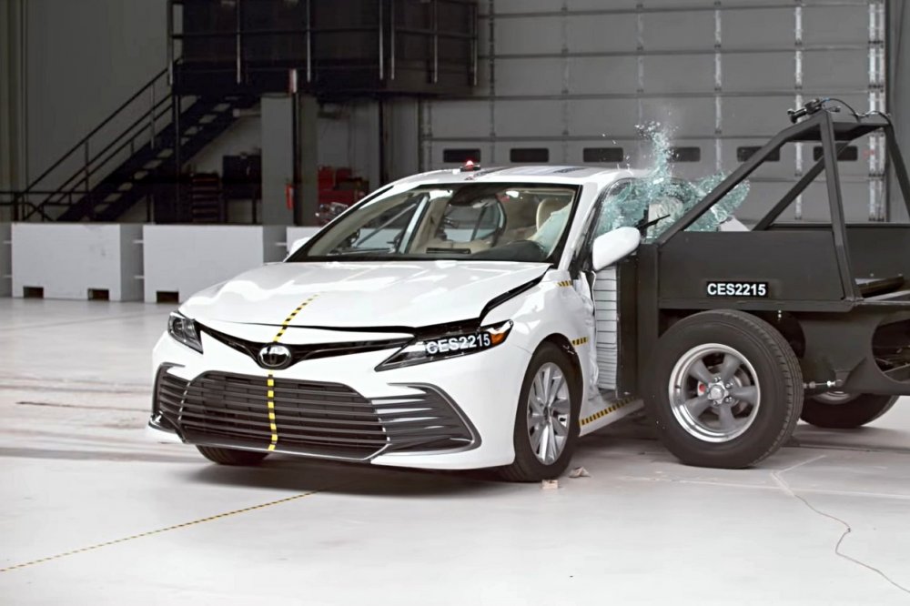 Toyota Camry, Nissan Altima и Chevrolet Malibu провалили новый боковой краш-тест IIHS - «Nissan»