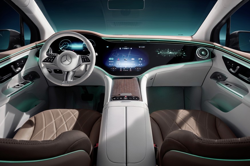 Mercedes-Benz рассекретил интерьер EQE SUV: три дисплея под единым стеклом - «Mercedes-Benz»