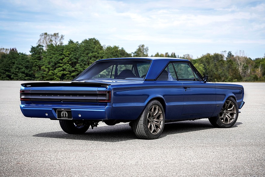 Электромод от Mopar на базе Plymouth GTX 1967 года: крутой дизайн и разделённая батарея - «Plymouth»