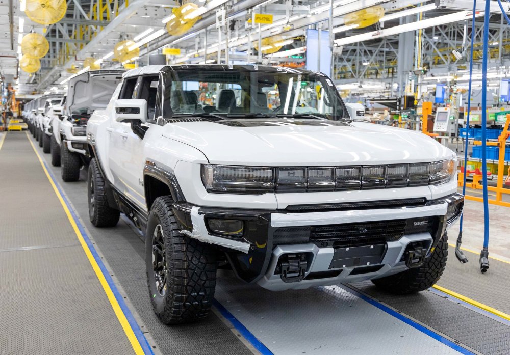 GM сокращает производство GMC Hummer EV и Cadillac Escalade IQ из-за низкого спроса - «Cadillac»