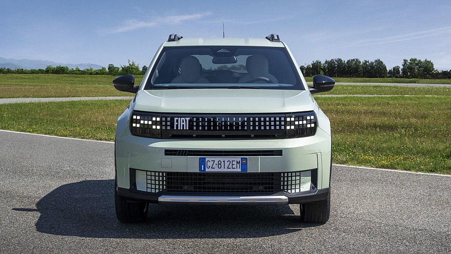 У Fiat Grande Panda появилась новая версия: бензиновый мотор и механическая коробка - «Fiat»