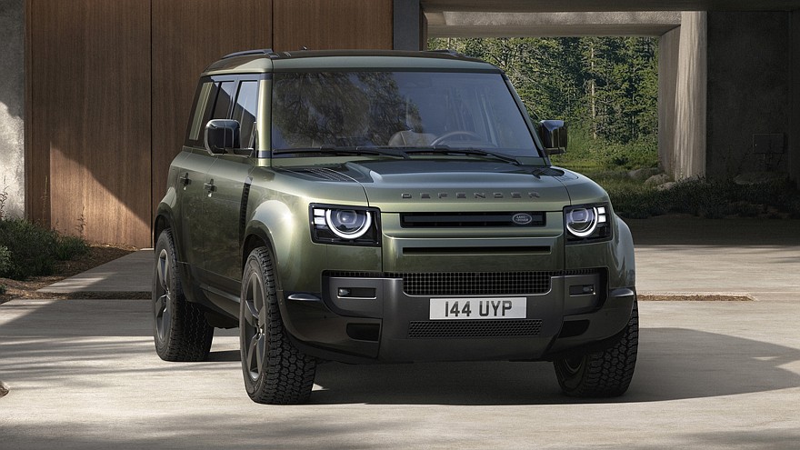 Land Rover освежил Defender: изменения в оптике и новый мультимедийный тачскрин - «Land Rover»