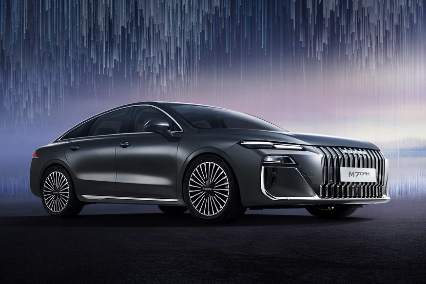 Показан большой седан Roewe M7 DMH в новом стиле от бывшего дизайнера BMW и Volkswagen - «Roewe»