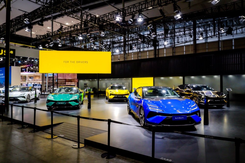 Geely требует не церемониться: Lotus переключается с электромобилей на мощные гибриды - «Lotus»