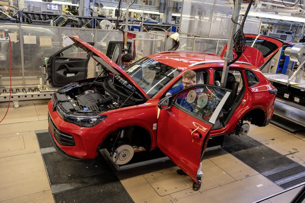 Volkswagen временно остановит производство Golf, Tiguan, Touran и Tayron - «Volkswagen»