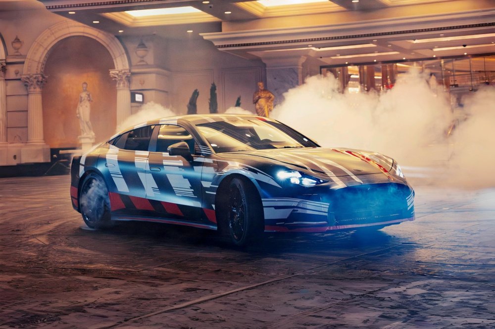 Усатый Брэд Питт покрутил новый Mercedes-AMG GT 4-door Coupe и стал его лицом - «Mercedes-Benz»