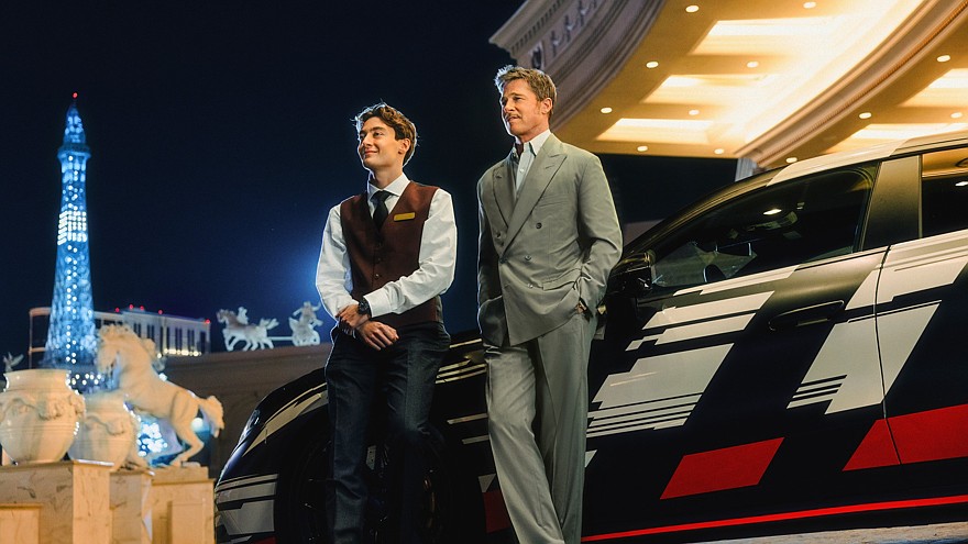 Усатый Брэд Питт покрутил новый Mercedes-AMG GT 4-door Coupe и стал его лицом - «Mercedes-Benz»