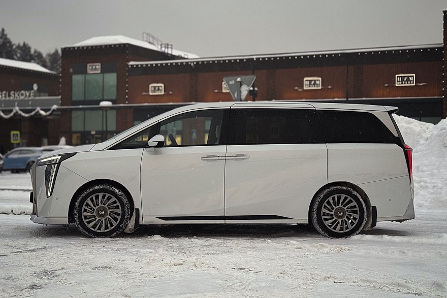 Ложа для двоих: тест-драйв GAC M8 Lounge с телевизором и холодильником - «GAC»