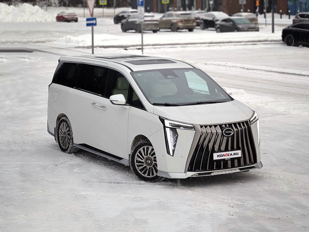 Ложа для двоих: тест-драйв GAC M8 Lounge с телевизором и холодильником - «GAC»