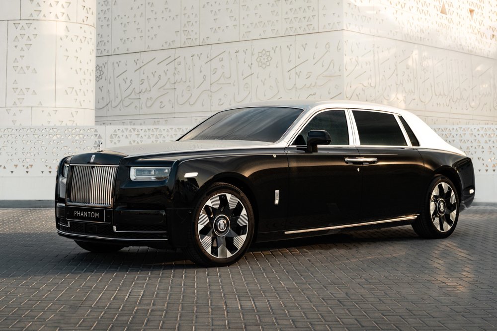 У Rolls-Royce Phantom появилась эксклюзивная версия с лазерной гравировкой на капоте - «Rolls-Royce»