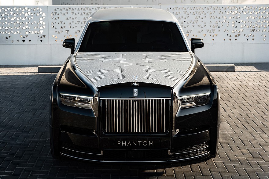 У Rolls-Royce Phantom появилась эксклюзивная версия с лазерной гравировкой на капоте - «Rolls-Royce»