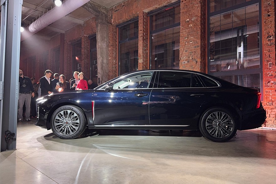 Служебный роман: первый обзор обновлённого Hongqi H5 - «Hongqi»